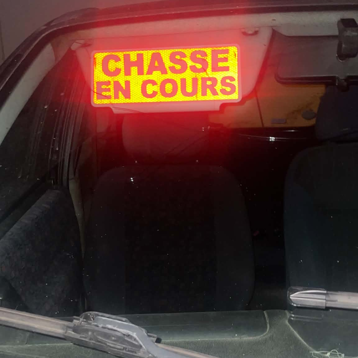 Clip Pare Soleil CHASSE EN COURS Réfléchissant de nuit