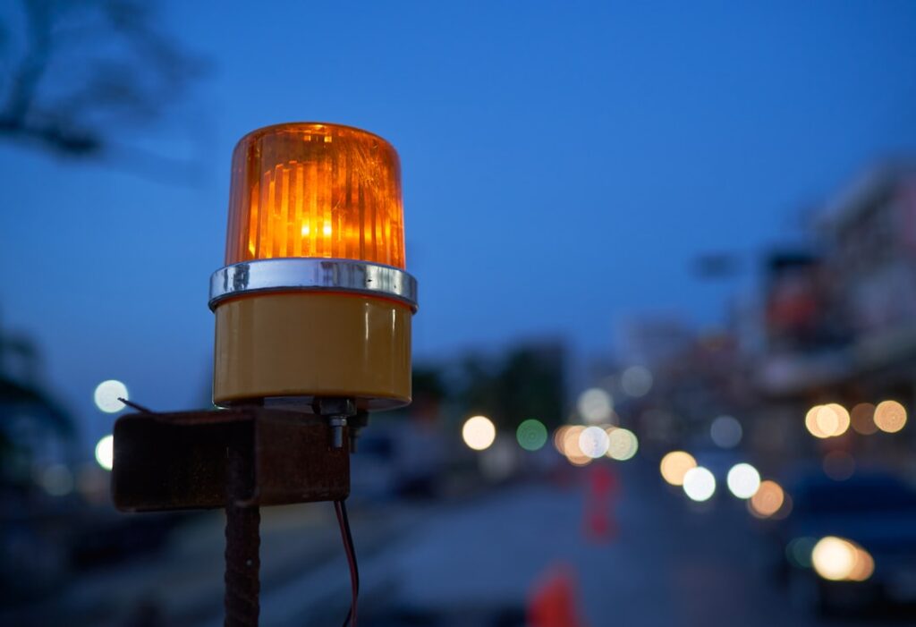 Gyrophare LED orange pour travaux en cours : sécuriser efficacement votre zone d'intervention
