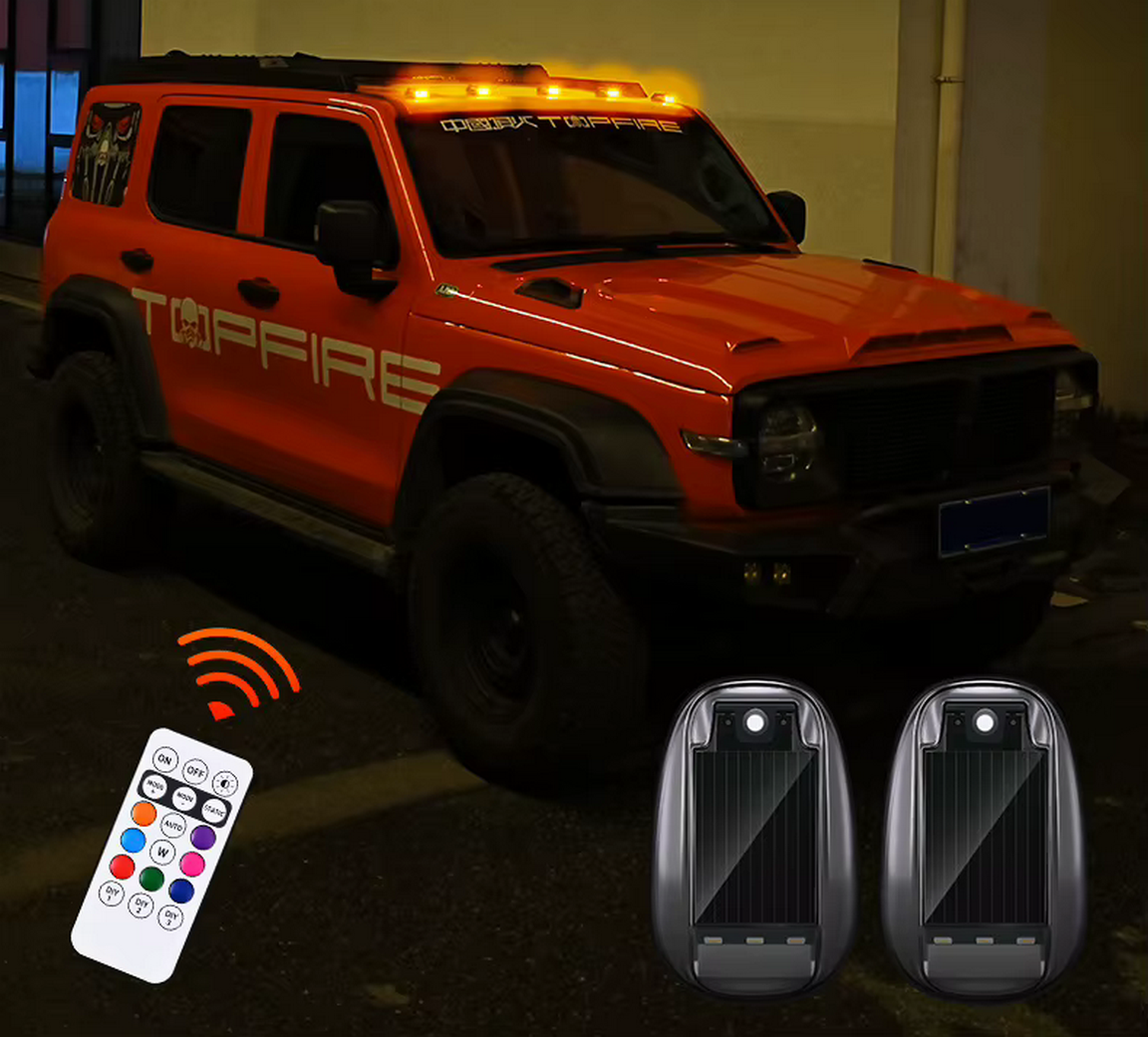 Véhicule tout-terrain rouge équipé de feux orange, accompagné d’une télécommande et de deux dispositifs lumineux