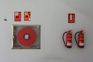 Pare-soleil et signalisation de sécurité incendie : garantir une identification immédiate