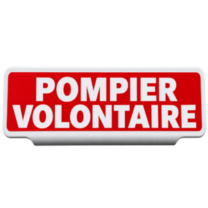 Panneau rouge portant l’inscription « POMPIER VOLONTAIRE »